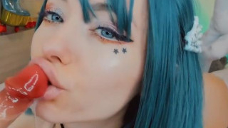 Green-haired cosplay dildo sucking: full juicy lips